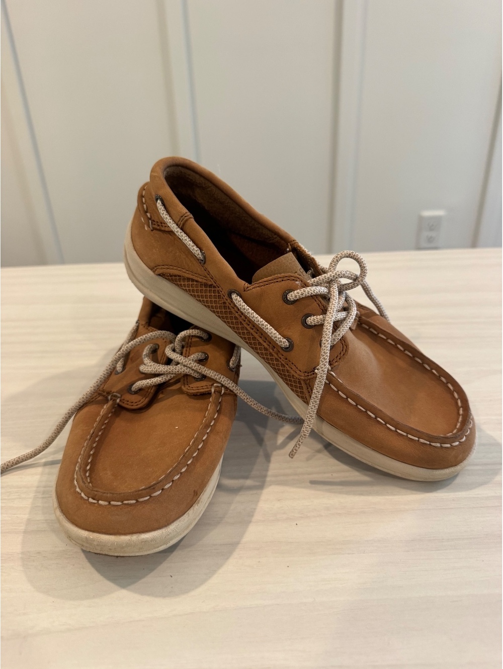 Boys Sperry tan leather boat shoes Size 5